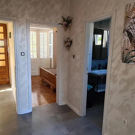 Solvit - Three Bedroom With Terrace *