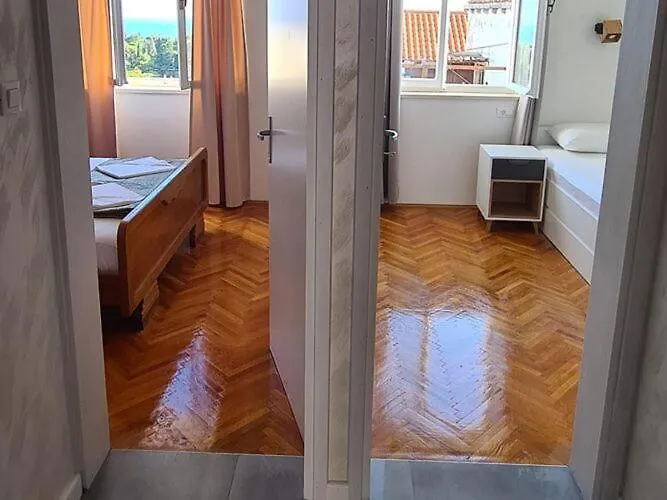 Solvit - Three Bedroom With Terrace Apartament *